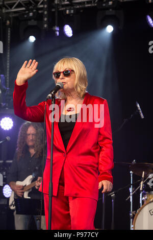 Oxfordshire, UK. 15. Juli 2018. Mari Wilson führt an die 2018 Cornbury Festival, tolle Tew, Oxfordshire Credit: John lambeth/Alamy leben Nachrichten Stockfoto