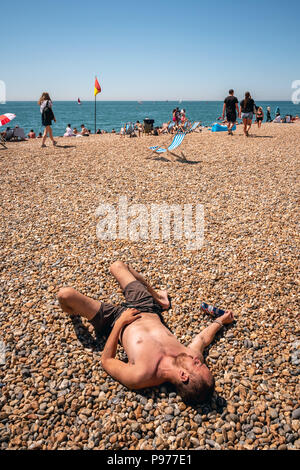 Brighton, UK. 15. Juli 2018. Menschenmassen am Strand von Brighton am Wochenende Hitzewelle. Credit: Andrew Hasson/Alamy leben Nachrichten Stockfoto