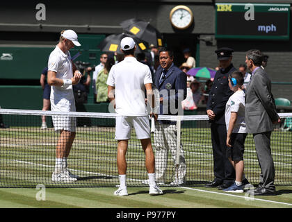 15. Juli 2018 All England Lawn Tennis und Croquet Club, London, England; die Wimbledon Tennis Championships, Tag 13; Novak Djokovic (SRB) und Kevin Anderson (RSA) mit der Schiedsrichter während des Münzwurfes Credit: Aktion Plus Sport Bilder/Alamy leben Nachrichten Stockfoto