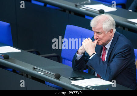 Berlin, Deutschland. 15 Juni, 2018. Horst Seehofer (CSU), Bundesminister des Innern, im Deutschen Bundestag während der Fragestunde auf der Asyl Streit. Credit: Jens Büttner/dpa-Zentralbild/ZB/dpa/Alamy leben Nachrichten Stockfoto