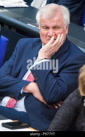 Berlin, Deutschland. 15 Juni, 2018. Horst Seehofer (CSU), Bundesminister des Innern, im Deutschen Bundestag während der Fragestunde auf der Asyl Streit. Credit: Jens Büttner/dpa-Zentralbild/ZB/dpa/Alamy leben Nachrichten Stockfoto