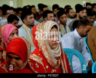 Srinagar, Jammu und Kaschmir, Indien. Am 15. Juli 2018. Eine muslimische Kaschmir Braut besuchen eine Messe - Hochzeit in Sonwar Bereich von Srinagar, die Hauptstadt des indischen Kaschmir, Indien gesteuert. Mindestens 105 legt der Paare in der Masse Trauung durch Jaffari Rat von Jammu und Kaschmir einem schiitischen muslimischen Organisation in Indien teilgenommen. Credit: Masrat Zahra/SOPA Images/ZUMA Draht/Alamy leben Nachrichten Stockfoto