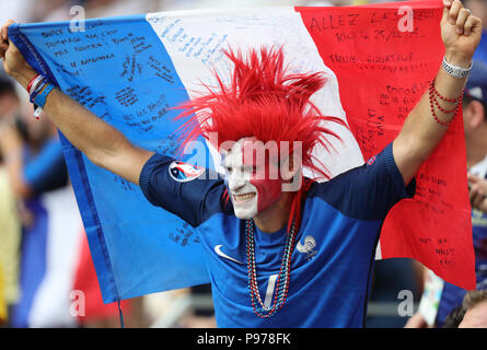 Moskau, Russland. Am 15. Juli 2018. Fußball, Wm 2018, Finale Frankreich gegen Kroatien am Luzhniki Stadion. Ein französischer Fan, mit Farben der französischen Flagge auf seinem Gesicht auf der Tribüne vor dem Spiel. Credit: Christian Charisius/dpa/Alamy Leben Nachrichten Quelle: dpa Picture alliance/Alamy leben Nachrichten Stockfoto