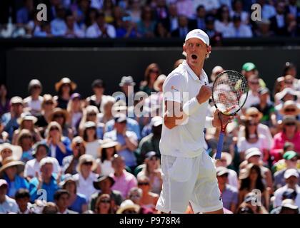 London, Großbritannien. Am 15. Juli 2018. Kevin Anderson aus Südafrika feiert während der Männer singles Finale gegen Novak Djokovic aus Serbien an der Wimbledon Championships 2018 in London, Großbritannien, am 15. Juli 2018. Quelle: Guo Qiuda/Xinhua/Alamy leben Nachrichten Stockfoto