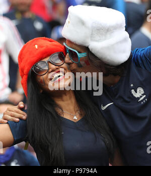 (180715) - Moskau, 15. Juli 2018 (Xinhua) - Fans sind vor der FIFA WM 2018 Endspiel zwischen Frankreich und Kroatien in Moskau, Russland, 15. Juli 2018 gesehen. (Xinhua / Fei Maohua) Stockfoto