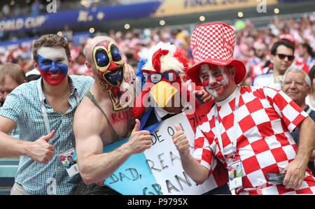 (180715) - Moskau, 15. Juli 2018 (Xinhua) - Fans jubeln vor der FIFA WM 2018 Endspiel zwischen Frankreich und Kroatien in Moskau, Russland, 15. Juli 2018. (Xinhua / Fei Maohua) Stockfoto