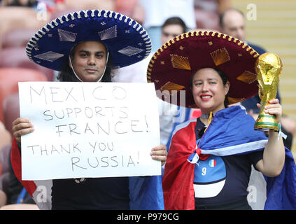 (180715) - Moskau, 15. Juli 2018 (Xinhua) - Fans sind vor der FIFA WM 2018 Endspiel zwischen Frankreich und Kroatien in Moskau, Russland, 15. Juli 2018 gesehen. (Xinhua / Fei Maohua) Stockfoto