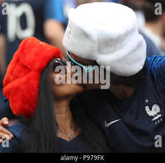 (180715) - Moskau, 15. Juli 2018 (Xinhua) - Fans sind vor der FIFA WM 2018 Endspiel zwischen Frankreich und Kroatien in Moskau, Russland, 15. Juli 2018 gesehen. (Xinhua / Fei Maohua) Stockfoto