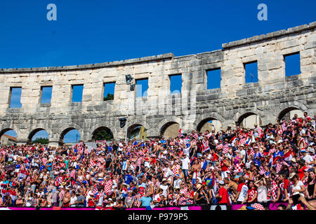 Pula, Kroatien - 15. Juli 2018: Tausende von kroatischen Fans und Unterstützer, die Endrunde der Fußball-Weltmeisterschaft 2018 in Moskau auf einem riesigen Bildschirm im römischen Amphitheater von Pula Credit: Dino Geromella/Alamy Live News Credit: Dino Geromella/Alamy Live News Credit: Dino Geromella/Alamy leben Nachrichten Stockfoto