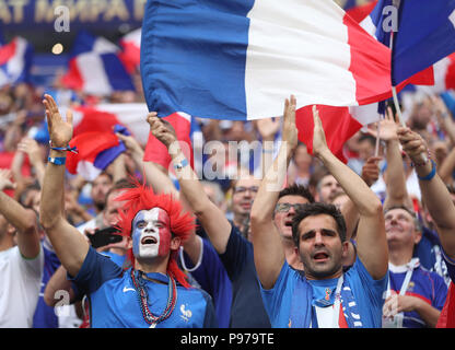 (180715) - Moskau, 15. Juli 2018 (Xinhua) - Fans jubeln vor der FIFA WM 2018 Endspiel zwischen Frankreich und Kroatien in Moskau, Russland, 15. Juli 2018. (Xinhua / Fei Maohua) Stockfoto