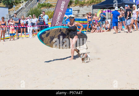 Branksome Dene, Poole, Dorset, Großbritannien. 15. Juli 2018. Die UKs ersten Hund Surfen Meisterschaften, von Shaka Surf organisiert, findet am Branksome Dene Strand an einem heißen sonnigen Tag. Läufe waren gehalten, mit den Gewinnern durch ins Viertelfinale, Halbfinale und dann der letzte der Gewinner zu entscheiden. Tilly, die Jack Russell, war der Läufer oben auf Platz 2. Credit: Carolyn Jenkins/Alamy leben Nachrichten Stockfoto