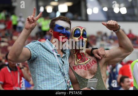 (180715) - Moskau, 15. Juli 2018 (Xinhua) - Fans jubeln vor der FIFA WM 2018 Endspiel zwischen Frankreich und Kroatien in Moskau, Russland, 15. Juli 2018. (Xinhua / Cao können) Stockfoto