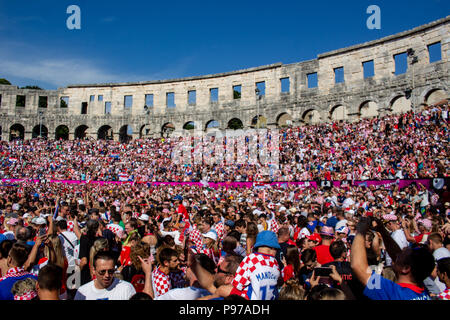 Pula, Kroatien - 15. Juli 2018: Tausende von kroatischen Fans und Unterstützer, die Endrunde der Fußball-Weltmeisterschaft 2018 in Moskau auf einem riesigen Bildschirm im römischen Amphitheater von Pula Credit: Dino Geromella/Alamy Live News Credit: Dino Geromella/Alamy leben Nachrichten Stockfoto