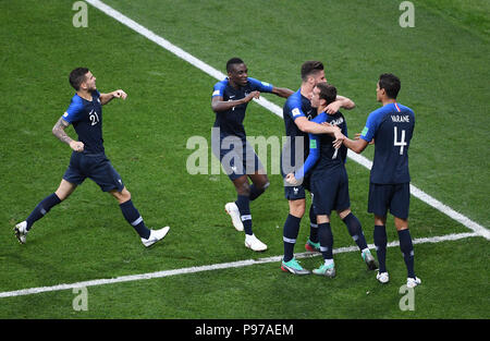 Moskau, Russland. Am 15. Juli 2018. Frankreich Antoine Griezmann feiert seinen Gewinn 2-1 mit Raphael Varane, Olivier Giroud und Blaise Matuidi. GES/fussball/Wm 2018 Russland, Finale: Frankreich - Kroatien, 15.07.2018 GES/Fußball/Fußball, WM Russland 2018, Finale: Frankreich vs Kroatien, Moskau, 15. Juli 2018 | Verwendung der weltweiten Kredit: dpa/Alamy Leben Nachrichten Quelle: dpa Picture alliance/Alamy leben Nachrichten Stockfoto