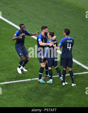 Moskau, Russland. Am 15. Juli 2018. Frankreich Antoine Griezmann feiert seinen Gewinn 2-1 mit Raphael Varane, Olivier Giroud und Blaise Matuidi. GES/fussball/Wm 2018 Russland, Finale: Frankreich - Kroatien, 15.07.2018 GES/Fußball/Fußball, WM Russland 2018, Finale: Frankreich vs Kroatien, Moskau, 15. Juli 2018 | Verwendung der weltweiten Kredit: dpa/Alamy Leben Nachrichten Quelle: dpa Picture alliance/Alamy leben Nachrichten Stockfoto