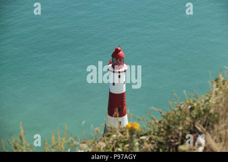 Beachy Head, Großbritannien - 14 Juli 2018: Beachy Head Lighthouse gesehen Fron der Kreidefelsen an einem heißen Sommertag am 14. Juli 2018. Erhöhte Temperaturen bis zu 27 Grad und wird voraussichtlich hoch für einen Monat zu bleiben. Die Klippe, den höchsten Chalk Sea Cliff in Großbritannien steigt auf 162 Meter über dem Meeresspiegel und leider einer der berüchtigtsten Selbstmord Spots der Welt. Quelle: David Mbiyu Stockfoto