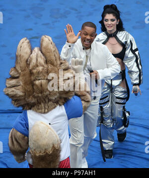 Moskau, Russland. Am 15. Juli 2018. Us-Schauspieler Will Smith (C) führt bei der Abschlussfeier der FIFA WM 2018 in Moskau, Russland, 15. Juli 2018. Credit: Li Ming/Xinhua/Alamy leben Nachrichten Stockfoto