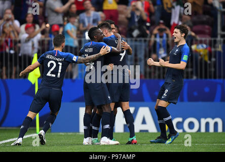 Moskau, Russland. Am 15. Juli 2018. Frankreich Antoine Griezmann feiert seinen Gewinn 2-1 mit Raphael Varane, Olivier Giroud, Lucas Hernandez, Benjamin Pavard und Blaise Matuidi. GES/fussball/Wm 2018 Russland, Finale: Frankreich - Kroatien, 15.07.2018 GES/Fußball/Fußball, WM Russland 2018, Finale: Frankreich vs Kroatien, Moskau, 15. Juli 2018 | Verwendung der weltweiten Kredit: dpa/Alamy Leben Nachrichten Quelle: dpa Picture alliance/Alamy leben Nachrichten Stockfoto