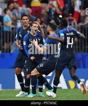 Moskau, Russland. Am 15. Juli 2018. Frankreich Antoine Griezmann feiert seinen Gewinn 2-1 mit Raphael Varane, Olivier Giroud und Blaise Matuidi. GES/fussball/Wm 2018 Russland, Finale: Frankreich - Kroatien, 15.07.2018 GES/Fußball/Fußball, WM Russland 2018, Finale: Frankreich vs Kroatien, Moskau, 15. Juli 2018 | Verwendung der weltweiten Kredit: dpa/Alamy Leben Nachrichten Quelle: dpa Picture alliance/Alamy leben Nachrichten Stockfoto