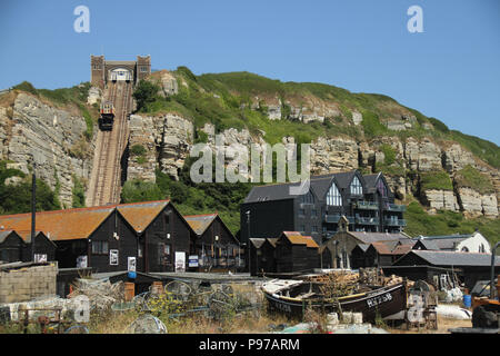 Hastings, Großbritannien - 14 Juli 2018: Die ast Hill Cliff Railway vom Strand des Fischereihafens von Hastings an einem heißen Sommertag als die Temperaturen wund zu über 27 Grad am 14. Juli 2018. Hastings an der Südküste von England liegt 53 km süd-östlich von London und ist 8 Meilen entfernt, von wo aus die Schlacht von Hastings fand im Oktober 1066. Quelle: David Mbiyu Credit: David mbiyu/Alamy leben Nachrichten Stockfoto