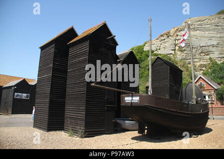 Hastings, Großbritannien - 14 Juli 2018: Das Fischerboot an der Fischer Museum in der Küstenstadt der Fischerhafen von Hastings gesehen an einem heißen Sommertag wie die Temperaturen wund zu über 27 Grad am 14. Juli 2018. Hastings an der Südküste von England liegt 53 km süd-östlich von London und ist 8 Meilen entfernt, von wo aus die Schlacht von Hastings fand im Oktober 1066. Quelle: David Mbiyu Credit: David mbiyu/Alamy leben Nachrichten Stockfoto