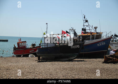 Hastings, Großbritannien - 14 Juli 2018: Fischerboote angedockt auf der Kiesel Strand von Port Hastings an einem heißen Sommertag wie die Temperaturen wund zu über 27 Grad am 14. Juli 2018. Hastings an der Südküste von England liegt 53 km süd-östlich von London und ist 8 Meilen entfernt, von wo aus die Schlacht von Hastings fand im Oktober 1066. Quelle: David Mbiyu Credit: David mbiyu/Alamy leben Nachrichten Stockfoto