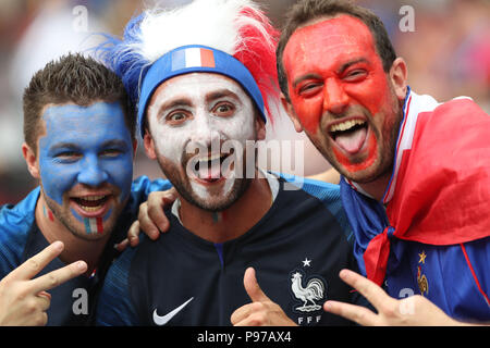 (180715) - Moskau, 15. Juli 2018 (Xinhua) - Fans jubeln vor der FIFA WM 2018 Endspiel zwischen Frankreich und Kroatien in Moskau, Russland, 15. Juli 2018. (Xinhua / Fei Maohua) Stockfoto