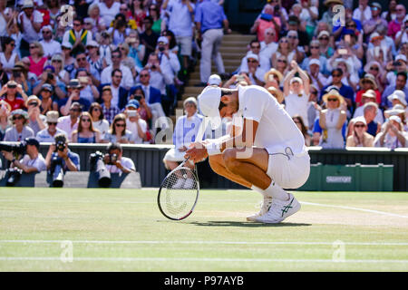 London, UK, 15. Juli 2018: Novak Djokovic aus Serbien gewann seinen 3 Wimbledon Titel am Tag 13 in Wimbledon Tennis Championships 2018 auf der All England Lawn Tennis und Croquet Club in London. Credit: Frank Molter/Alamy leben Nachrichten Stockfoto