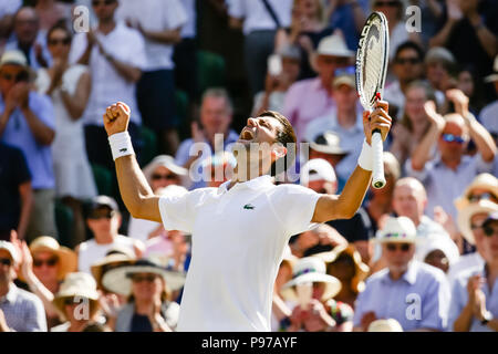 London, UK, 15. Juli 2018: Novak Djokovic aus Serbien gewann seinen 3 Wimbledon Titel am Tag 13 in Wimbledon Tennis Championships 2018 auf der All England Lawn Tennis und Croquet Club in London. Credit: Frank Molter/Alamy leben Nachrichten Stockfoto