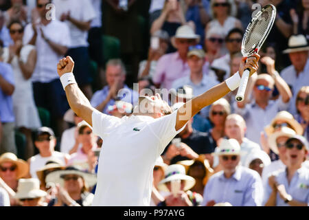 London, UK, 15. Juli 2018: Novak Djokovic aus Serbien gewann seinen 3 Wimbledon Titel am Tag 13 in Wimbledon Tennis Championships 2018 auf der All England Lawn Tennis und Croquet Club in London. Credit: Frank Molter/Alamy leben Nachrichten Stockfoto