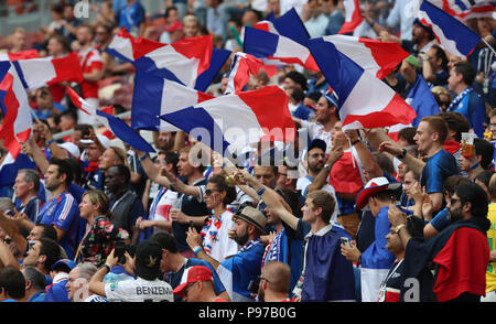 (180715) - Moskau, 15. Juli 2018 (Xinhua) - Fans jubeln vor der FIFA WM 2018 Endspiel zwischen Frankreich und Kroatien in Moskau, Russland, 15. Juli 2018. (Xinhua / Yang Lei) Stockfoto