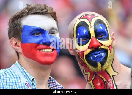 (180715) - Moskau, 15. Juli 2018 (Xinhua) - Fans sind vor der FIFA WM 2018 Endspiel zwischen Frankreich und Kroatien in Moskau, Russland, 15. Juli 2018 gesehen. (Xinhua / Liu Dawei) Stockfoto