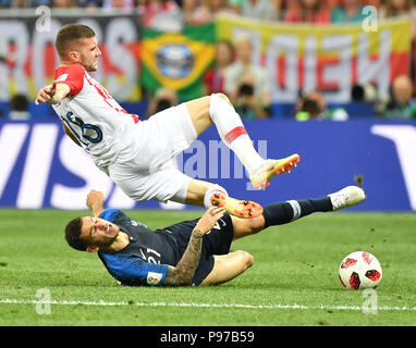 (180715) - Moskau, 15. Juli 2018 (Xinhua) - Lucas Hernandez (unten) von Frankreich Mias mit Ante Rebic von Kroatien während der FIFA WM 2018 Endspiel zwischen Frankreich und Kroatien in Moskau, Russland, 15. Juli 2018. (Xinhua / Liu Dawei) Stockfoto