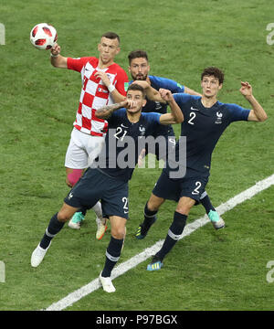 (180715) - Moskau, 15. Juli 2018 (Xinhua) - Ivan Perisic (1 L) von Kroatien konkurriert für eine Kopfzeile mit Frankreichs Benjamin Pavard (R), Olivier Giroud (C oben) und Lucas Hernandez während der FIFA WM 2018 Endspiel zwischen Frankreich und Kroatien in Moskau, Russland, 15. Juli 2018. (Xinhua / Xu Zijian) Stockfoto