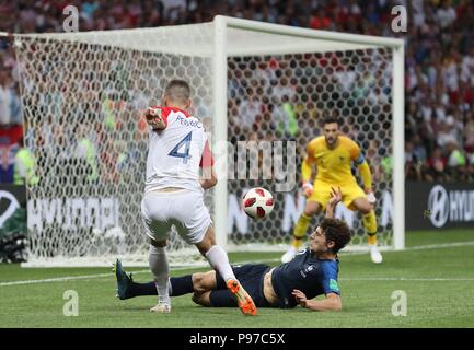 Moskau, Russland. Am 15. Juli 2018. firo: 07-15-2018, Moskau, Fuvuball, Fußball, Nationalmannschaft, Wm 2018 in Russland, Ruvuland, World Cup 2018 in Russland, Ruvuland, Wm 2018 Russland, Russland, Final, Final, Frankreich - Kroatien, Ivan PerisÃåicÃ³, Kroatien gegen Benjamin Pflaster | Verwendung der weltweiten Kredit: dpa/Alamy leben Nachrichten Stockfoto