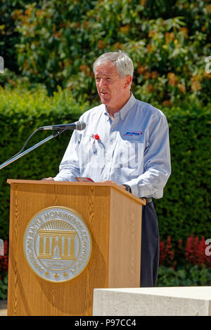 Surrey, UK. Sun 15. Juli 2018. Brookwood American Military Cemetery, Surrey, UK. Tom Kallman, Präsident und CEO von Kallman Worldwide Inc., die amerikanische Regierung, Militär und Industrie-Vertreter und Angehörigen die Teilnahme an der Farnborough Airshow zu einem Engagement auf dem Friedhof begleitet. Credit: wyrdlight/Alamy leben Nachrichten Stockfoto