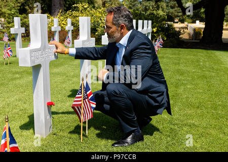 Surrey, UK. Sun 15. Juli 2018. Brookwood American Military Cemetery, Surrey, Großbritannien. Matt Bevin, Statthalter von Kentucky zahlt seinen Respekt am Grab einer Kentucky Mann. Kallman Worldwide Inc. Begleitet amerikanische Regierung, Militär und Industrie-Vertreter und Angehörigen die Teilnahme an der Farnborough Airshow zu einem Engagement auf dem Friedhof. Credit: wyrdlight/Alamy leben Nachrichten Stockfoto