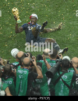 Moskau, Russland. Am 15. Juli 2018. Benjamin Mendy von Frankreich feiert nach der FIFA WM 2018 Endspiel zwischen Frankreich und Kroatien in Moskau, Russland, 15. Juli 2018. Frankreich besiegt Kroatien 4-2 und behauptete den Titel. Credit: Wu Zhuang/Xinhua/Alamy leben Nachrichten Stockfoto