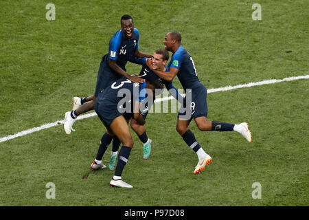 Moskau, Russland. 15. Juli 2018. Antoine Griezmann von Frankreich feiert mit Mannschaftskameraden bei voller Zeit der FIFA WM 2018 Endspiel zwischen Frankreich und Kroatien bei Luzhniki Stadium am 15 Juli 2018 in Moskau, Russland. (Foto von Daniel Chesterton/phcimages.com) Credit: PHC Images/Alamy leben Nachrichten Stockfoto