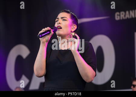 Caro Emerald führt an die 2018 Cornbury Festival, tolle Tew, Oxfordshire, UK. 15. Juli 2018. Caroline Esmeralda van der Leeuw (26. April 1981 geboren) ist eine niederländische Pop und Jazz Sänger. Debütierte sie unter dem Künstlernamen "Caro Emerald' im Juli 2009 mit "Sichern". Follow-up Single "eine Nacht wie diese 'erreichte Platz 1 in den Niederlanden. Emerald ist oft für ihre herausragende live Auftritte gelobt. Sie führt überwiegend in englischer Sprache mit ihren eigenen vermischt, die Worte in Form von scat Gesang wie in ihrem Hit "Back It Up" demonstriert. Quelle: John lambeth/Alamy leben Nachrichten Stockfoto