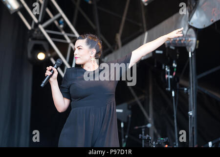 Caro Emerald führt an die 2018 Cornbury Festival, tolle Tew, Oxfordshire, UK. 15. Juli 2018. Caroline Esmeralda van der Leeuw (26. April 1981 geboren) ist eine niederländische Pop und Jazz Sänger. Debütierte sie unter dem Künstlernamen "Caro Emerald' im Juli 2009 mit "Sichern". Follow-up Single "eine Nacht wie diese 'erreichte Platz 1 in den Niederlanden. Emerald ist oft für ihre herausragende live Auftritte gelobt. Sie führt überwiegend in englischer Sprache mit ihren eigenen vermischt, die Worte in Form von scat Gesang wie in ihrem Hit "Back It Up" demonstriert. Quelle: John lambeth/Alamy leben Nachrichten Stockfoto