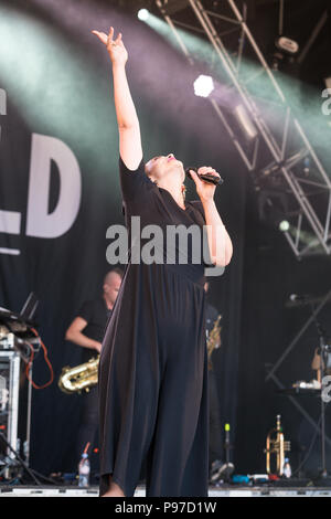 Caro Emerald führt an die 2018 Cornbury Festival, tolle Tew, Oxfordshire, UK. 15. Juli 2018. Caroline Esmeralda van der Leeuw (26. April 1981 geboren) ist eine niederländische Pop und Jazz Sänger. Debütierte sie unter dem Künstlernamen "Caro Emerald' im Juli 2009 mit "Sichern". Follow-up Single "eine Nacht wie diese 'erreichte Platz 1 in den Niederlanden. Emerald ist oft für ihre herausragende live Auftritte gelobt. Sie führt überwiegend in englischer Sprache mit ihren eigenen vermischt, die Worte in Form von scat Gesang wie in ihrem Hit "Back It Up" demonstriert. Quelle: John lambeth/Alamy leben Nachrichten Stockfoto