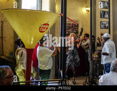 Havanna, Kuba. 23. Juni 2018. Eine Band spielen in der Bar El Floridita in der Altstadt von Havanna. Daiquiris, ein Cocktail aus Rum, Zucker und Zitronensaft soll hier erfunden worden zu sein. Die Bar und der Daiquiri populär wurde, vor allem aufgrund von Ernest Hemingway. Havanna ist in Lateinamerika der größte erhaltene koloniale Altstadt. Havanna feiert den 500. Jahrestag ihrer Gründung im Jahr 2019. Foto: Jens Kalaene/dpa-Zentralbild/dpa/Alamy leben Nachrichten Stockfoto