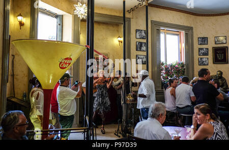 Havanna, Kuba. 23. Juni 2018. Eine Band spielen in der Bar El Floridita in der Altstadt von Havanna. Daiquiris, ein Cocktail aus Rum, Zucker und Zitronensaft soll hier erfunden worden zu sein. Die Bar und der Daiquiri populär wurde, vor allem aufgrund von Ernest Hemingway. Havanna ist in Lateinamerika der größte erhaltene koloniale Altstadt. Havanna feiert den 500. Jahrestag ihrer Gründung im Jahr 2019. Foto: Jens Kalaene/dpa-Zentralbild/dpa/Alamy leben Nachrichten Stockfoto