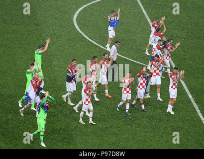 Moskau, Russland. Am 15. Juli 2018. Die kroatischen Spieler gehen zu ihren Fans nach der Preisverleihung. GES/fussball/Wm 2018 Russland, Finale: Frankreich - Kroatien, 15.07.2018 GES/Fußball/Fußball, WM Russland 2018, Finale: Frankreich vs Kroatien, Moskau, 15. Juli 2018 | Verwendung der weltweiten Kredit: dpa/Alamy leben Nachrichten Stockfoto