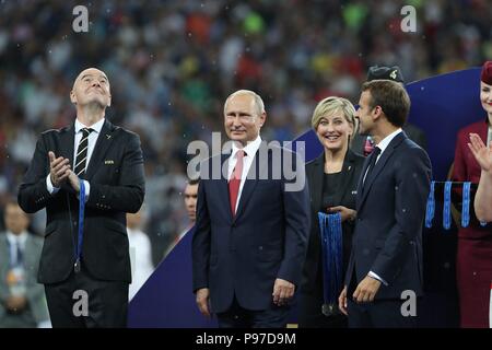 Moskau, Russland. Am 15. Juli 2018. firo: 07/15/2018, Moskau, Fußball, Fußball, Nationalmannschaft, Wm in Russland, Russland 2018, World Cup in Russland, Russland, Wm 2018 Russland, Russland 2018, final, final, Frankreich - Kroatien, 4:2, Preisverleihung, beginnt es zu regnen, FIFA-Präsident INFANTINO, der russische Präsident Wladimir Putin, Frankreichs Präsident LÄNGESTRICH | Verwendung der weltweiten Kredit: dpa/Alamy leben Nachrichten Stockfoto