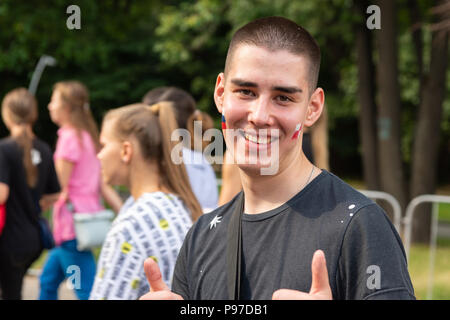 Moskau, Russland. Am 15. Juli 2018. FIFA WM France-Croatia endgültig. Fan Fest Bereich auf Sparrow Hügeln an der Staatlichen Universität Moskau. Die Kapazität von 25000 Menschen war vielfältig überschritten. Es gibt kaum Platz sich zu bewegen. Thunderstorm Wetter. Kroatische team Fans glauben an den Sieg. Credit: Alex's Bilder/Alamy leben Nachrichten Stockfoto