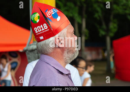 Moskau, Russland. Am 15. Juli 2018. FIFA WM France-Croatia endgültig. Fan Fest Bereich auf Sparrow Hügeln an der Staatlichen Universität Moskau. Die Kapazität von 25000 Menschen war vielfältig überschritten. Es gibt kaum Platz sich zu bewegen. Thunderstorm Wetter. Credit: Alex's Bilder/Alamy leben Nachrichten Stockfoto