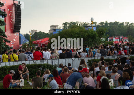 Moskau, Russland. Am 15. Juli 2018. FIFA WM France-Croatia endgültig. Fan Fest Bereich auf Sparrow Hügeln an der Staatlichen Universität Moskau. Die Kapazität von 25000 Menschen war vielfältig überschritten. Es gibt kaum Platz sich zu bewegen. Thunderstorm Wetter. Credit: Alex's Bilder/Alamy leben Nachrichten Stockfoto