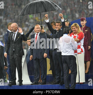 Moskau, Russland. Am 15. Juli 2018. FIFA-Präsident Gianni Infantino (1.L, vorn), der russische Präsident Wladimir Putin (2.L, vorne), der französische Präsident Emmanuel Längestrich (3.L, vorne) und kroatische Präsident Kolinda Grabar-Kitarovic nehmen an der Preisverleihung nach der FIFA WM 2018 Endspiel zwischen Frankreich und Kroatien in Moskau, Russland, 15. Juli 2018. Frankreich besiegt Kroatien 4-2 und behauptete den Titel. Credit: Liu Dawei/Xinhua/Alamy leben Nachrichten Stockfoto